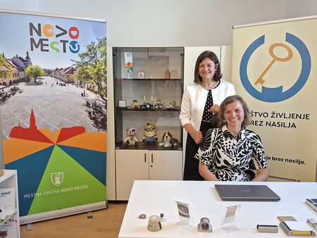 Natalija Petakovič in Vesna Draginc -ležeča